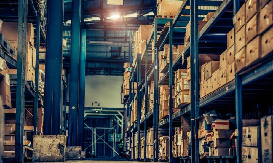 Jak efektywne etykietowanie opakowań wpływa na zarządzanie w magazynie?