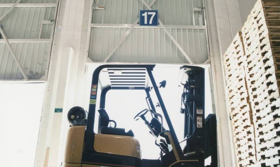 Rola elektrycznych wózków widłowych w zrównoważonym zarządzaniu magazynem