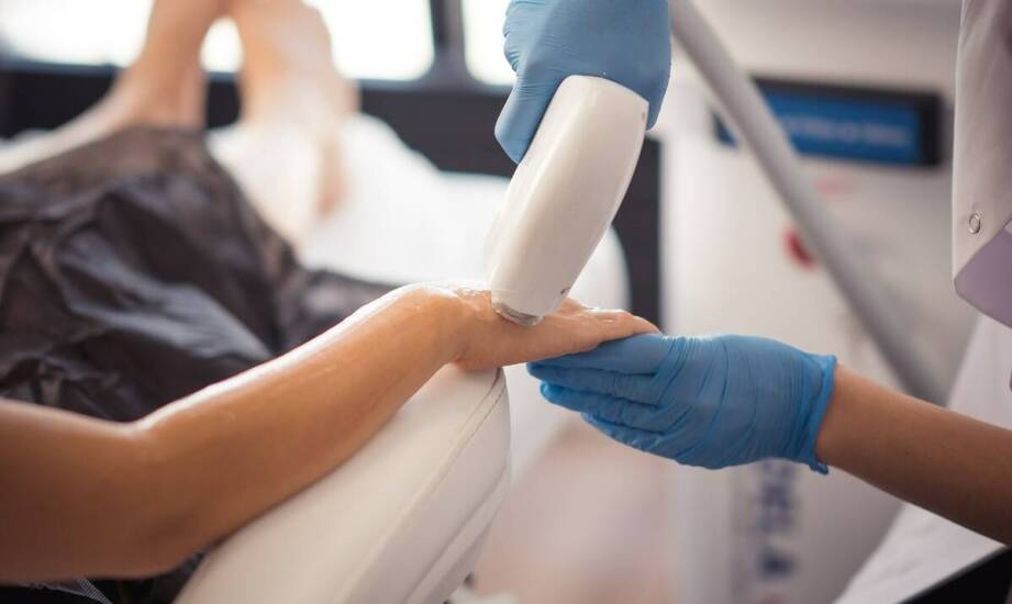 Czy laserowe usuwanie blizn jest bezpieczne dla każdej osoby?