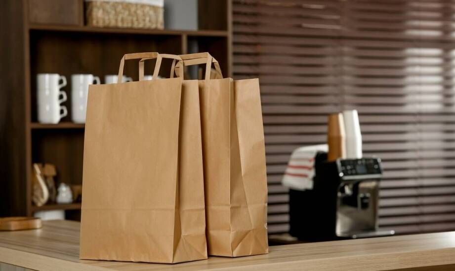 Personalizacja papierowych torebek – jak wyróżnić się na rynku?