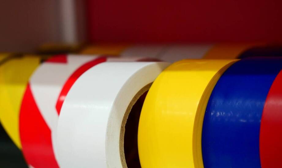 Rola producenta samoprzylepnych taśm w nowoczesnym przemyśle