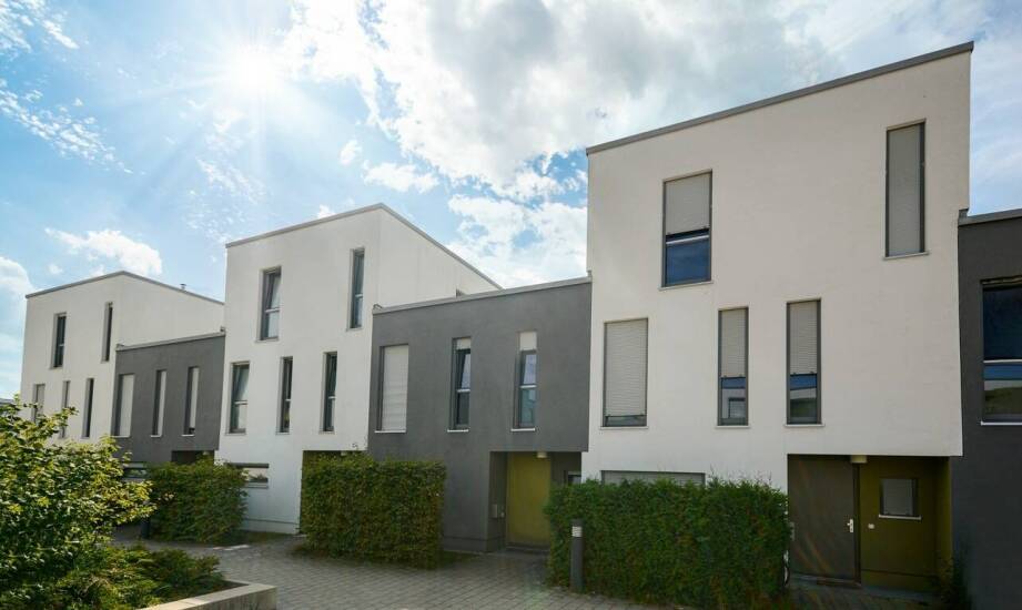 Praktyczne zalety szeregowych domów z postojowymi miejscami