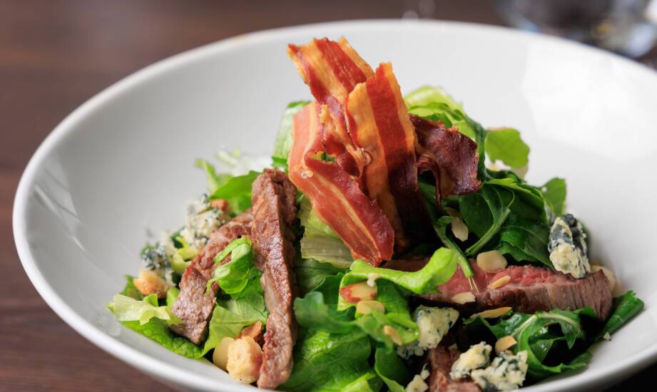 Kreatywne sposoby wykorzystania dojrzewającego boczku w sałatkach