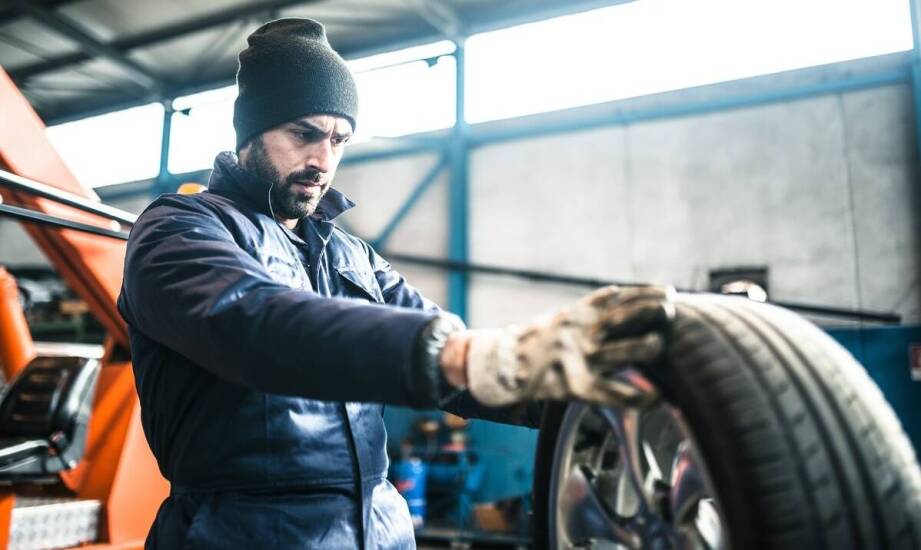 Wulkanizacja opon: jak przebiega proces naprawy uszkodzonego ogumienia?