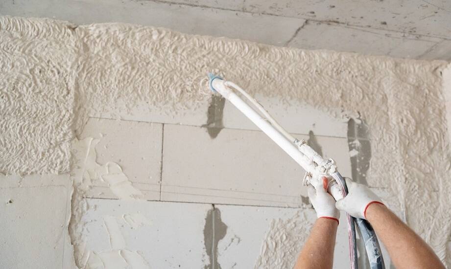 Jak poprawić estetykę wnętrza dzięki maszynowym tynkom?