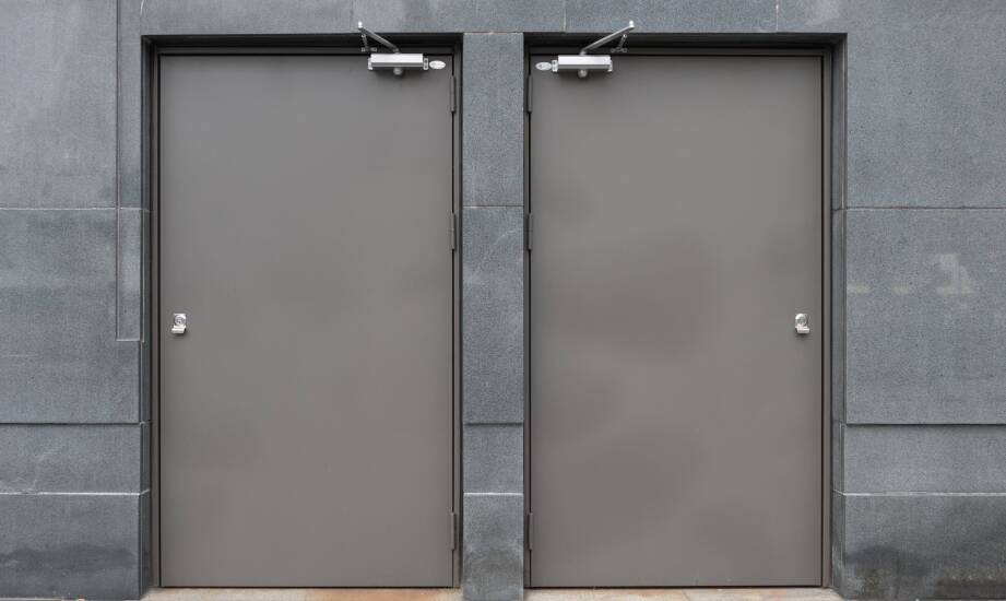 Jak prawidłowo konserwować techniczne drzwi metalowe, aby zachować ich trwałość?