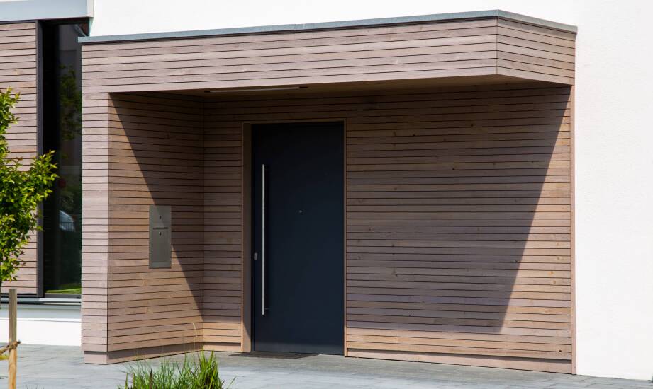 Zalety zamówienia drzwi klatkowych z dostawą na terenie w promieniu 50 km