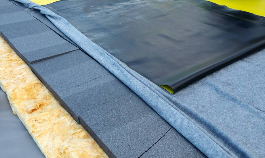 Wybór materiałów do ocieplenia płaskiego dachu – co warto wiedzieć?