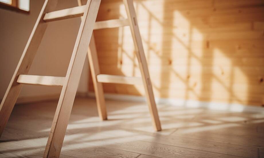 Zastosowanie drewnianych drabin w branży ratowniczej – kluczowe aspekty
