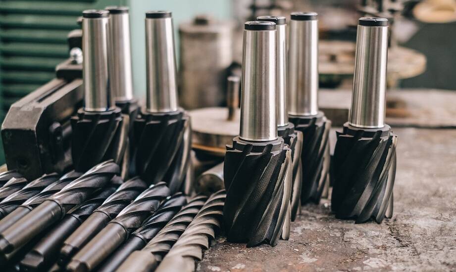 Wybór odpowiednich frezów dla profesjonalistów i amatorów do majsterkowania