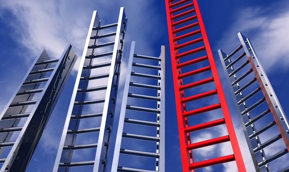 Drabiny słupkowe – jakie korzyści przynoszą przy pracy na wysokościach?