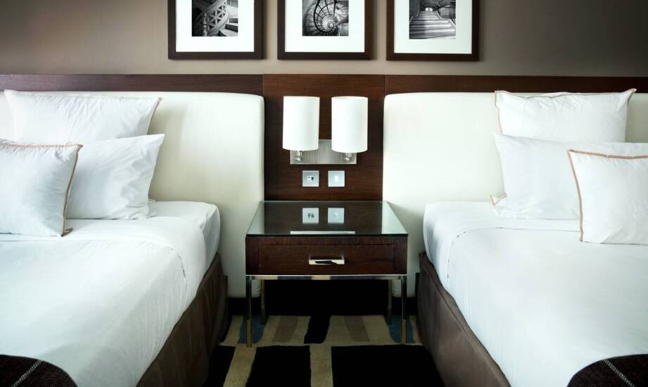 Hotelowe prześcieradła – kluczowe cechy wpływające na trwałość i estetykę