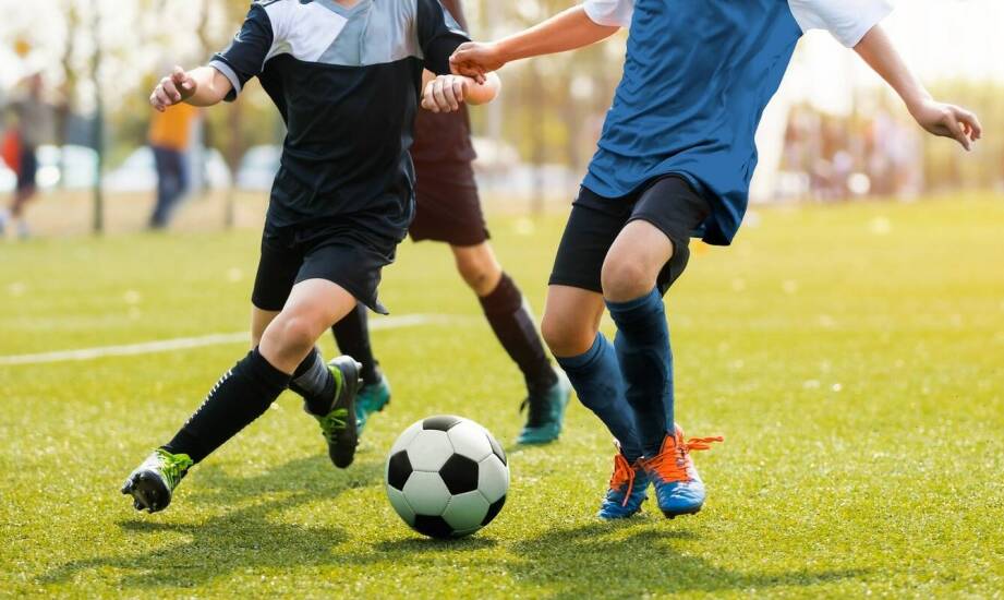 Jakie dodatkowe atrakcje oferują piłkarskie obozy za granicą?