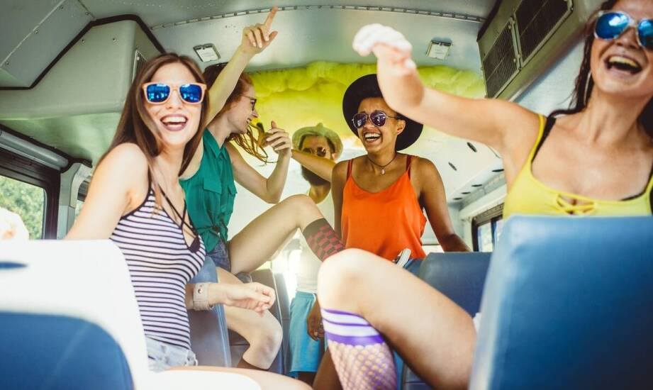 Komfortowy bus na koncert – co warto wiedzieć przed wynajmem?