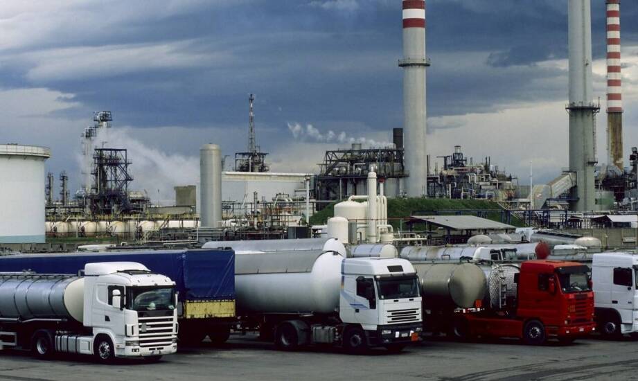 Jak dystrybucja olejów napędowych wpływa na sektor transportowy?