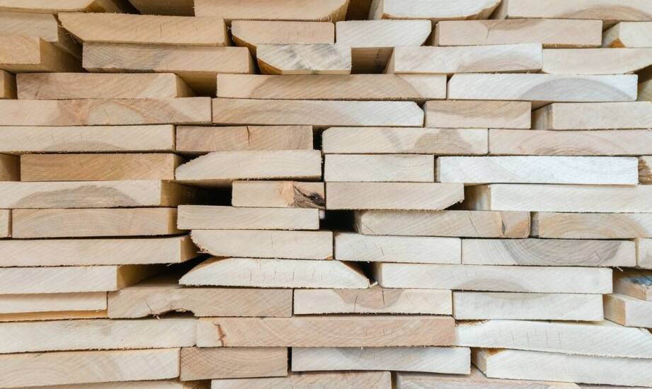 Liściasta tarcica: Kluczowe aspekty wpływające na jej wybór przez klientów