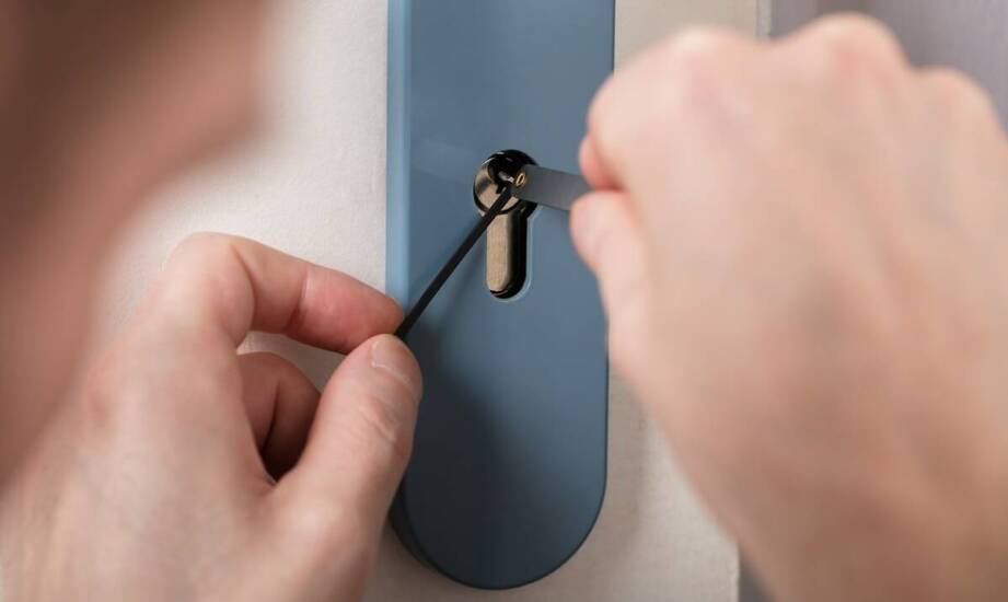 Jak profesjonalne ślusarskie usługi wspierają w awaryjnym otwieraniu drzwi?