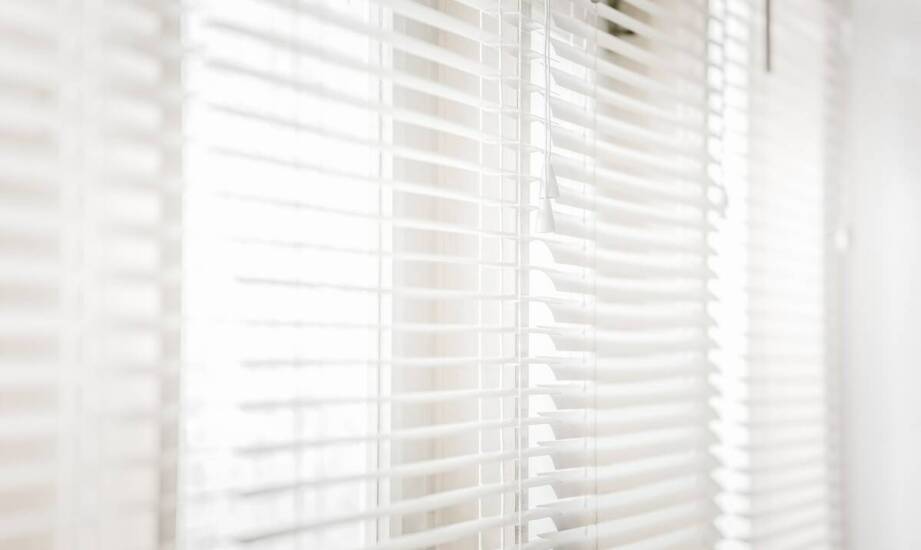 Zalety profesjonalnego montażu rolet i żaluzji