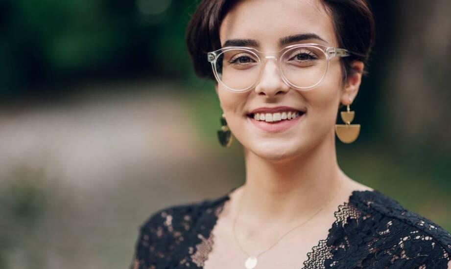 Zalety korekty odstających uszu w kontekście estetyki twarzy