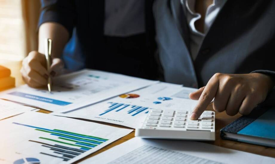 Jak doradztwo księgowe wspiera finansową strategię małych firm?