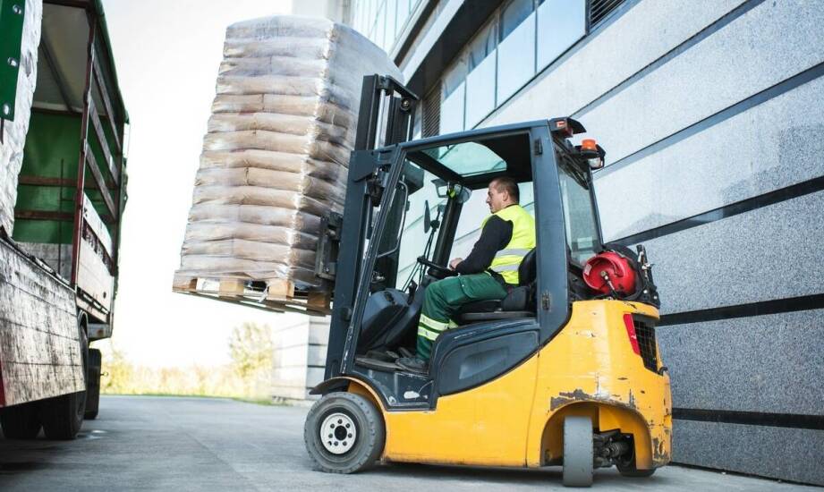 Z jakich etapów składa się transport widłowych wózków?