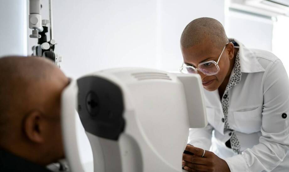 Dlaczego warto skorzystać z usług lokalnego optyka dla zdrowia oczu?