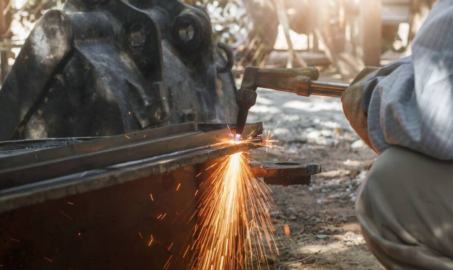 Jak laserowe cięcie poprawia efektywność procesów przemysłowych?