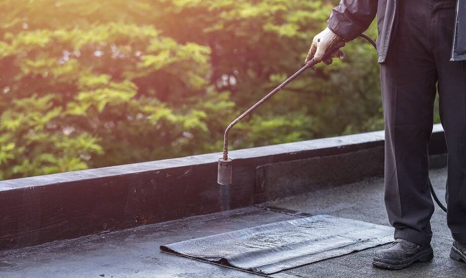 Korzyści z regularnej konserwacji płaskich dachów