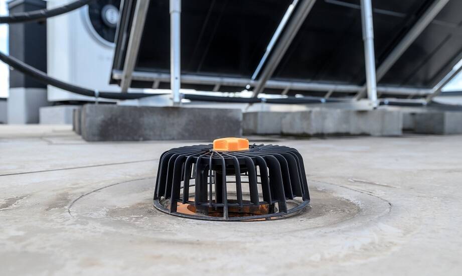 Dlaczego odpowiednie odwodnienie jest kluczowe dla płaskich dachów?