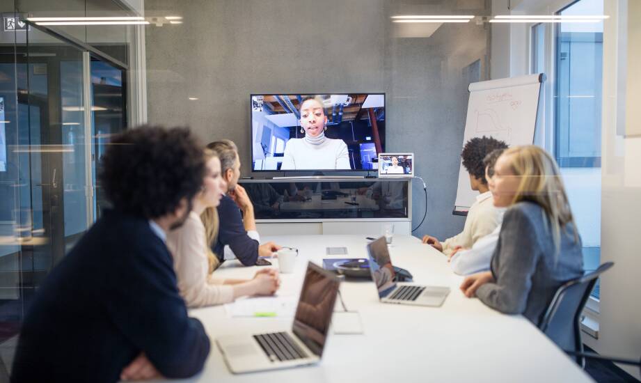 Tłumaczenia konferencyjne – jakie umiejętności są kluczowe dla tłumacza?