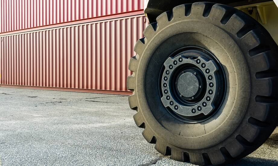 Przemysłowe opony a oszczędność paliwa w ciężarowych pojazdach