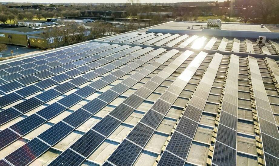 Jak instalacje fotowoltaiczne wpływają na zmniejszenie emisji CO2 w firmach?