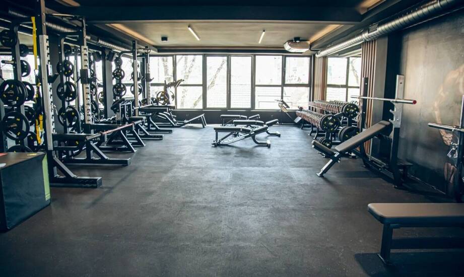 Sprzęt do klubu fitness – jak optymalnie wyposażyć siłownię?