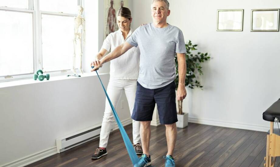 Rehabilitacja po operacjach nadgarstka – jakie techniki są stosowane?