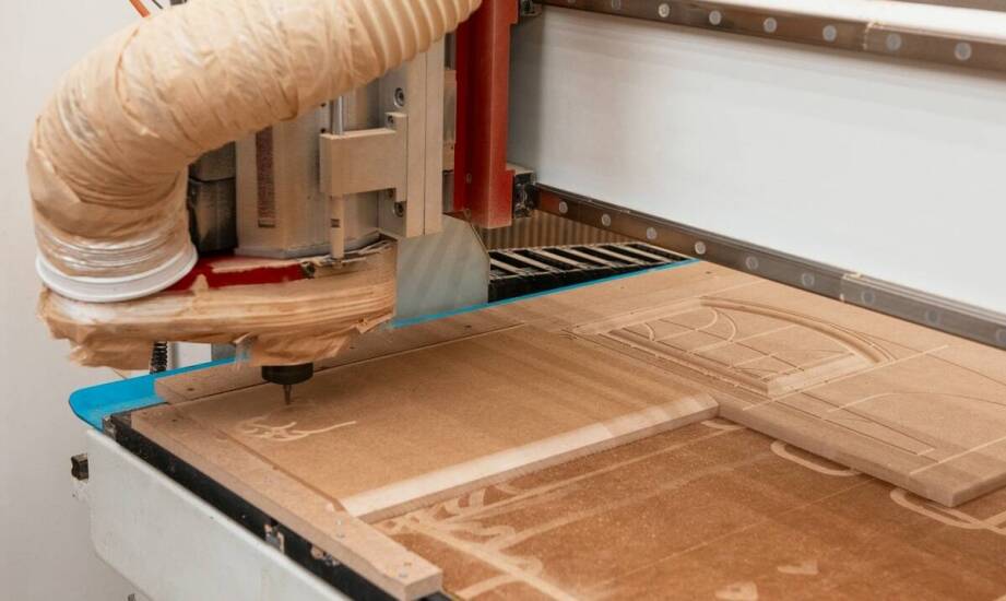 Jak zredukować hałas przy użyciu odciągów do wiórów?