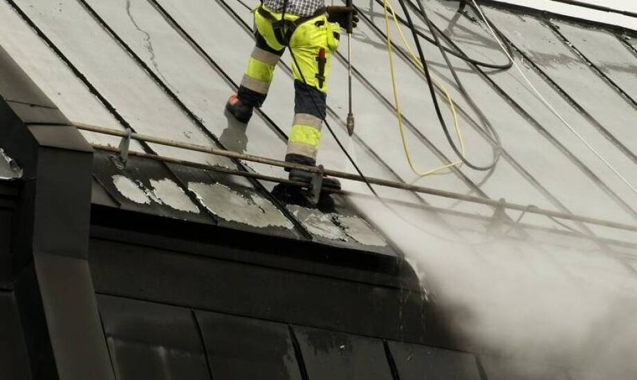 Znaczenie regularnego czyszczenia elewacji dla trwałości budowlanych materiałów