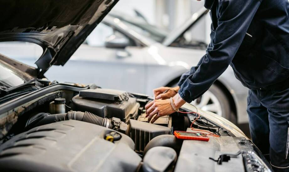 Jak przygotować samochód do dalekiej podróży dzięki serwisowi we Warszawie?