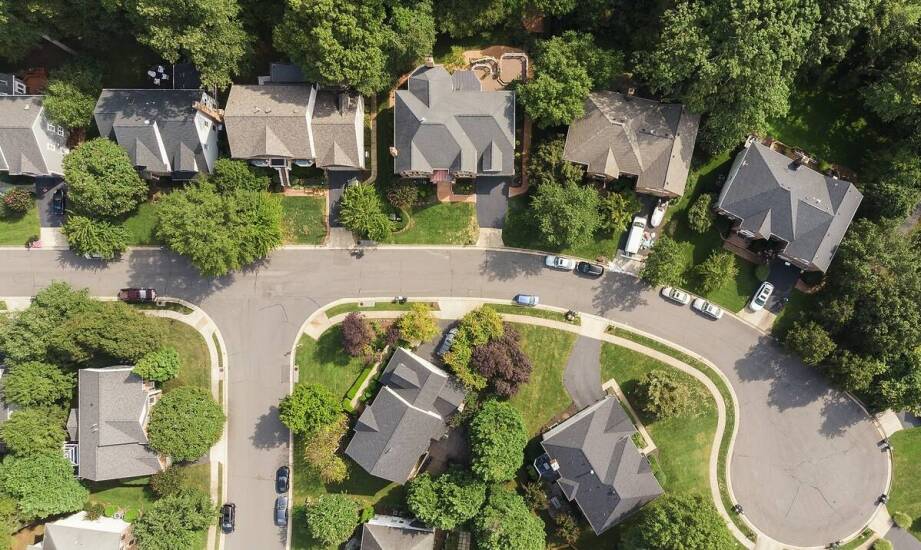 Wpływ lokalnego rynku nieruchomości na wycenę jednorodzinnych domów