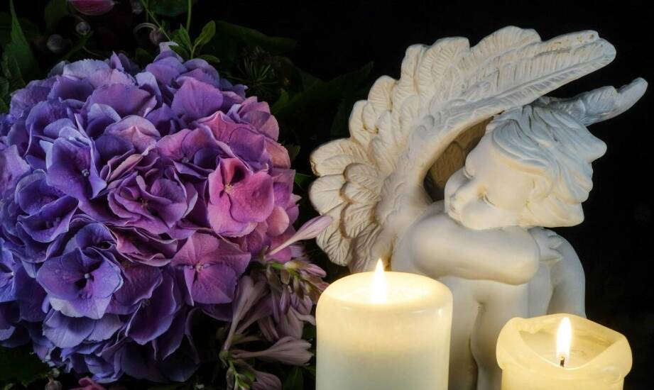 Jakie elementy składają się na kompleksową organizację ceremonii pogrzebowej z urną?