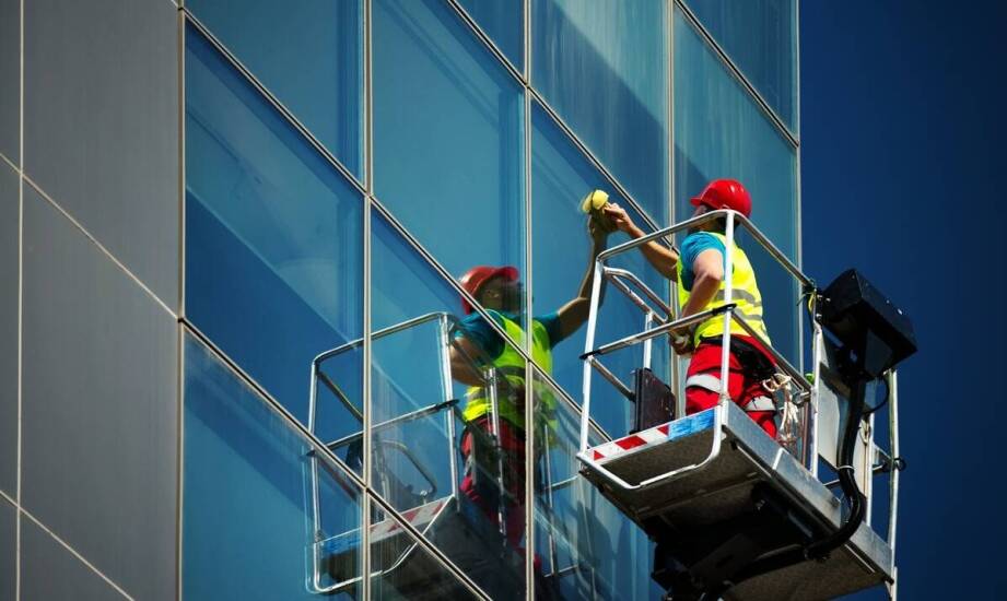 Efektywność i bezpieczeństwo mycia fasad przy użyciu koszowych podnośników