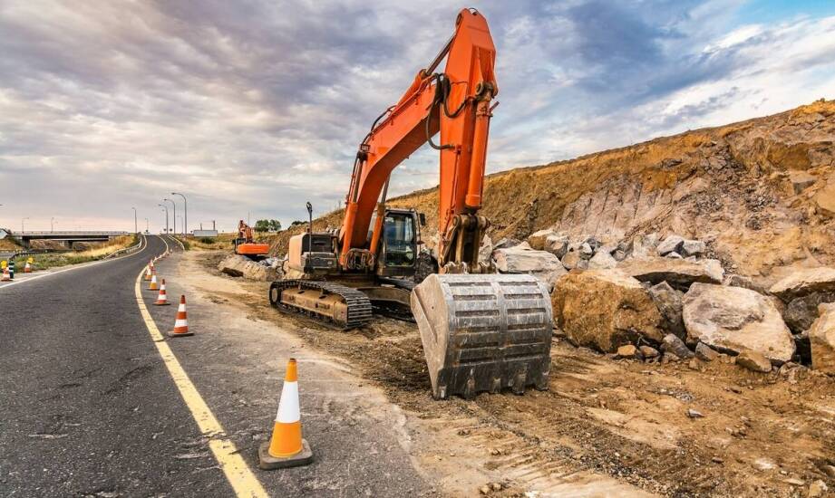 Minikoparka jako wsparcie w procesie utwardzania dróg dojazdowych.