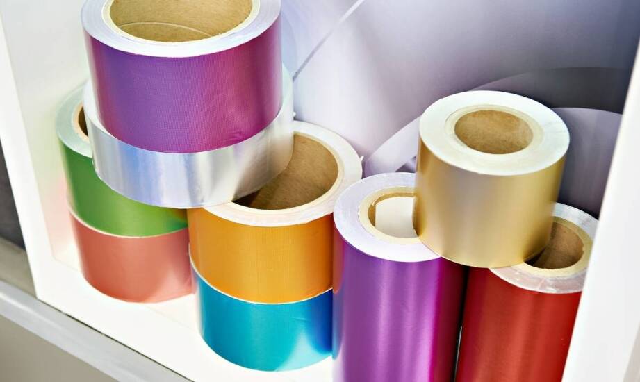 Jakie korzyści przynosi laminowanie reklamowych materiałów?