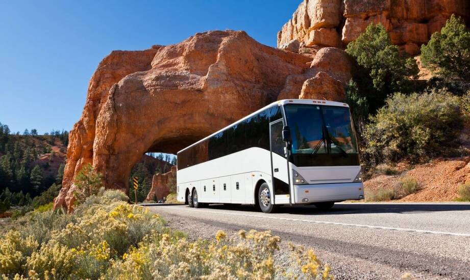 Wynajem autokarów do pielgrzymek - kluczowe aspekty organizacyjne