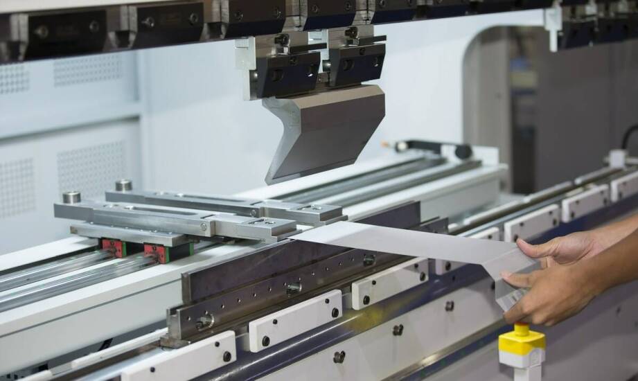 Zastosowanie obróbki blach w produkcji elementów do maszyn przemysłowych.