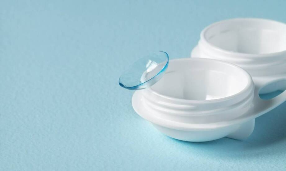 Dlaczego warto zainwestować w fotochromowe soczewki kontaktowe?