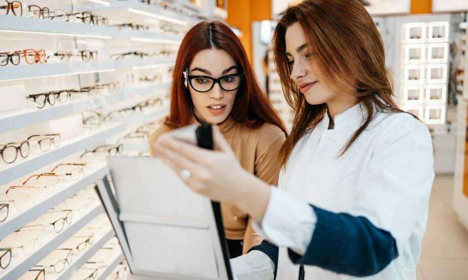 Co wpływa na jakość obsługi klienta u taniego optyka?