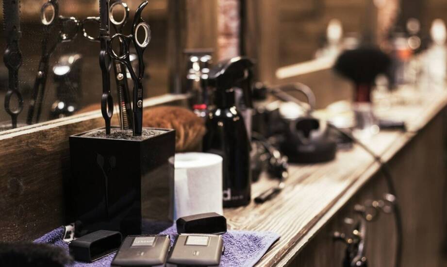 Jakie kosmetyki męskie do włosów wspomagają walkę z przetłuszczaniem się skóry głowy?