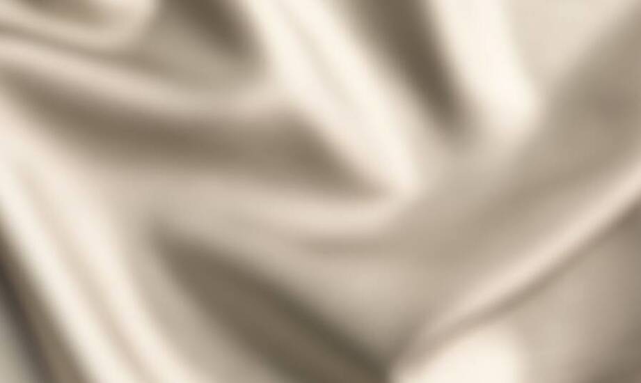 Porównanie materiałów: jedwab kontra bawełna w piżamach.