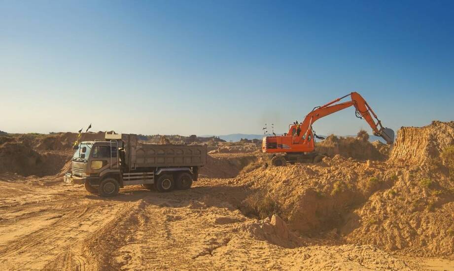 Transport piasku i ziemi – jakie usługi oferujemy w zakresie sypkich materiałów?