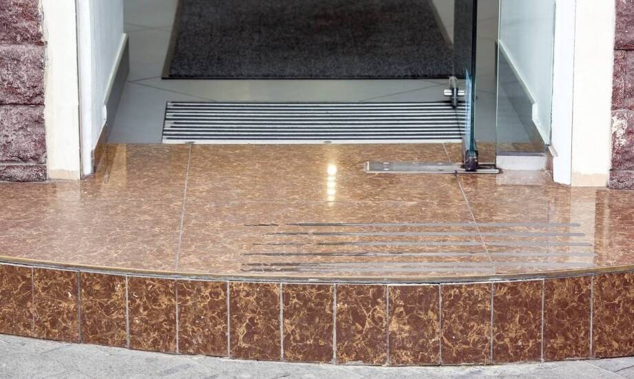 Platformy schodowe dla niepełnosprawnych a budowlane przepisy – co warto wiedzieć?